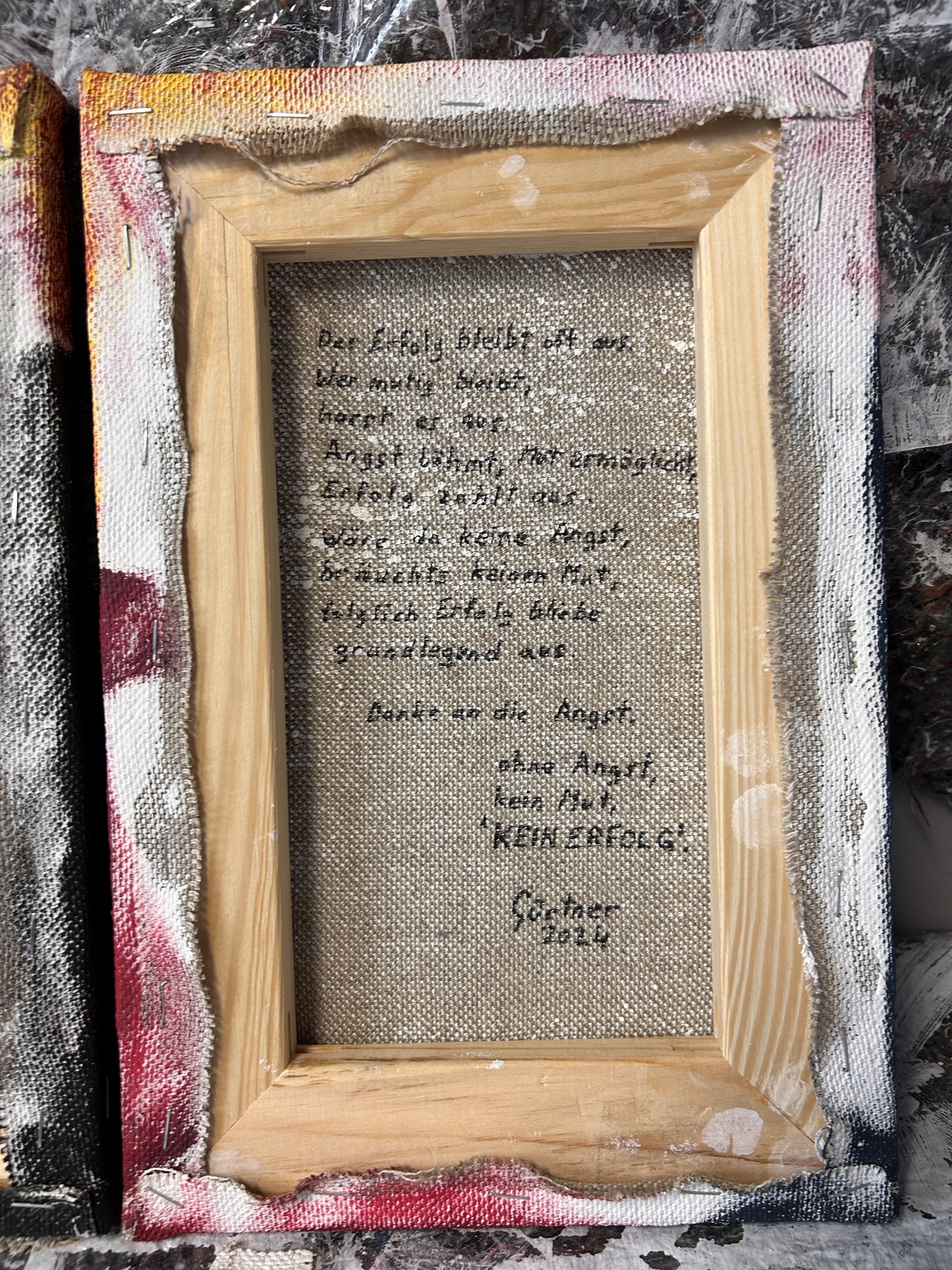Handgeschriebener Rückseitentext auf einer Leinwand von Leonhard Gürtner — „ohne Angst, kein Mut, kein Erfolg", 2024